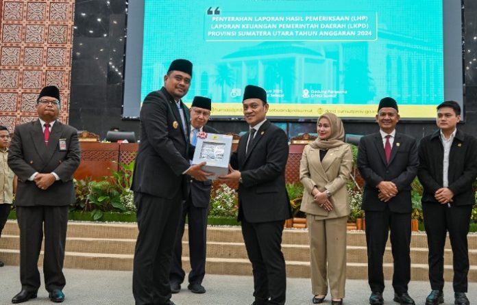 Teks Foto : Gubernur Sumatera Utara (Sumut) Muhammad Bobby Nasution menerima Laporan Hasil Pemeriksaan (LHP) Laporan Keuangan Pemerintah Daerah (LKPD) Provinsi Sumatera Utara Tahun Anggaran 2024, dengan predikat Opini Wajar Tanpa Pengecualian (WTP), dari Badan Pemeriksa Keuangan (BPK) Republik Indonsesia di Ruang Sidang Paripurna DPRD Sumut Jalan Imam Bonjol Nomor 5 Medan, Kamis (12/6/2025). (Foto : Ist)
