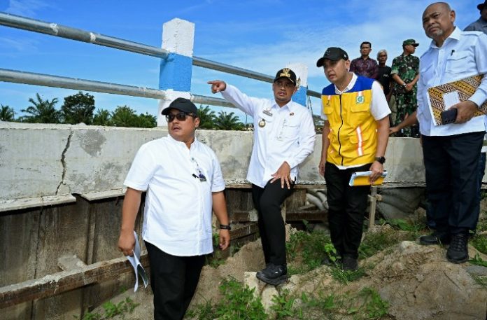 Teks Foto :  Gubernur Sumut, Bobby Nasution meninjau Tanggul Sungai Dalu-Dalu, Desa Sukaraja dan Bendungan di Desa Tanjung Muda, Kecamatan Air Putih, Kabupaten Batubara, Rabu (11/6/2025). Pada kesempatan itu, Gubernur Sumut juga berdialog bersama Masyarakat disekitar lokasi Tanggul Sungai dan Bendungan tersebut. (Foto : Ist).