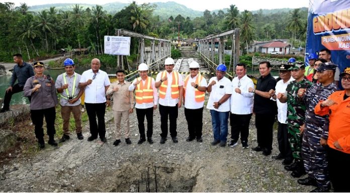 Teks Foto :  Gubernur Sumatera Utara Bobby Nasution didampingi Ketua TP PKK Sumut Kahiyang Ayu, Bupati Nias Barat Eliyunus Waruwu, Bupati Nias Selatan Sokhiatulo Laia, Bupati Nias Utara Amizaro Waruwu serta Wali kota Gunung Sitoli Sowa'a Laoli, melakukan Ground Breaking pembangunan jembatan Idano Noyo di Desa Tuwuna Kecamatan Manrehe Kabupaten Nias Barat, Jumat (13/06/2025). Ini merupakan pembangunan fisik perdana pada kepemimpinan Gubernur Bobby Nasution dan Wakil Gubernur Surya. (Foto : Ist) 