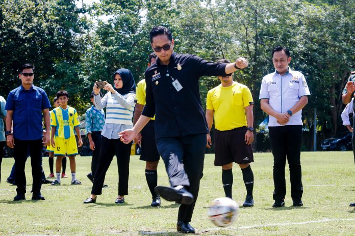 Text foto : Pembukaan GSI ini ditandai dengan pelepasan balon dan tendangan bola pertama yang dilakukan Rico Waas. Hadir Asisten Pemerintahan dan Kesejahteraan Muhammad Sofyan, Kadis Pendidikan dan Kebudayaan Benny Sinomba, Kadispora T Chairuniza dan segenap Pimpinan Perangkat Daerah. (foto : Ist)