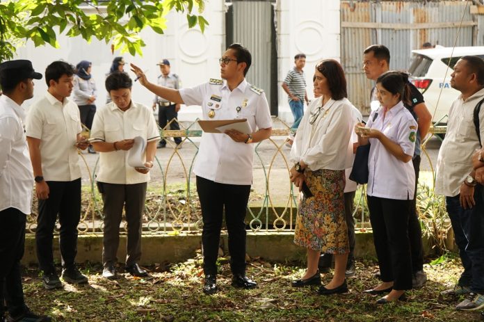Text foto : Walikota Medan Rico Waas didampingi Plt Kepala Dinas Perumahan, Kawasan Permukiman, Cipta Karya dan Tata Ruang (PKPCKTR) Kota Medan Melvi Marlabayana. (Foto : Ist)
