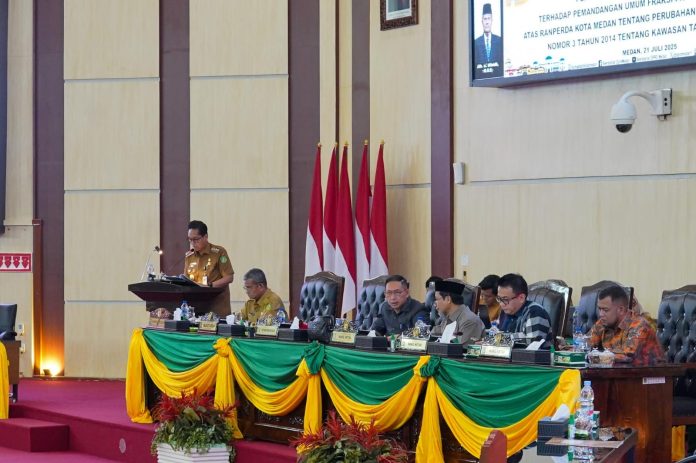 Text foto : Wali Kota Medan, Rico Tri Putra Bayu Waas, menyampaikan tanggapan atas pemandangan umum fraksi-fraksi DPRD tentang Rancangan Peraturan Daerah (Ranperda) tentang Pencegahan dan Penanggulangan Kebakaran dalam Sidang Paripurna DPRD, Senin (21/7/2025). (Foto : Ist)