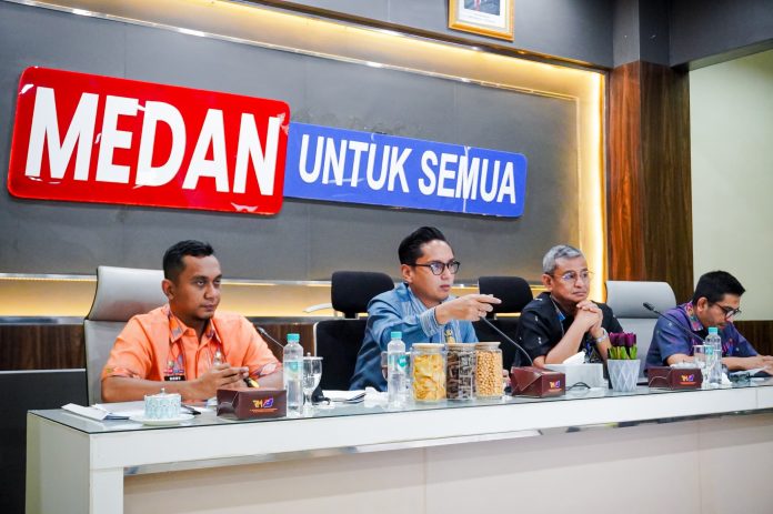 Text foto :Wali Kota Medan Rico Waas saat pertemuan dengan seluruh Perangkat Daerah dan Camat di kantor Bapenda, Jumat (18/7/25). Pertemuan ini dihadiri Sekda Wiriya Alrahman, para Asisten dan para Pimpinan Perangkat Daerah serta Camat se- Kota Medan. (Foto : ist)