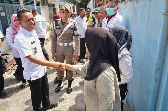 Text foto : Wakil Wali Kota Medan H. Zakiyuddin Harahap memberikan apresiasi atas pelayanan kesehatan yang diberikan Puskesmas Pembantu (Pustu) Sidorame Timur kepada masyarakat. Selain pelayanannya yang baik, di Pustu ini juga dapat membuat surat rujukan. (Foto : Ist)
