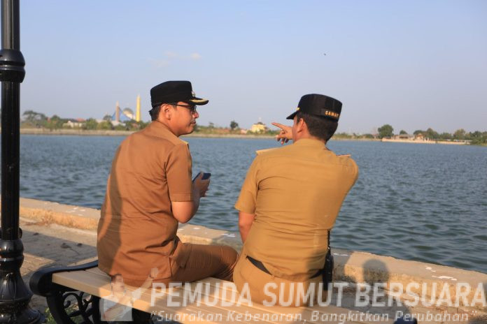 Text foto : Wali Kota Medan Rico Tri Putra Bayu Waas meninjau kolam Retensi Martubung, Medan Labuhan, Senin (28/7/25). Peninjauan yang dilakukan Rico Waas guna melihat dan memastikan aset Pemko Medan ini berfungsi dan terjaga dengan baik. (Foto : Ist)