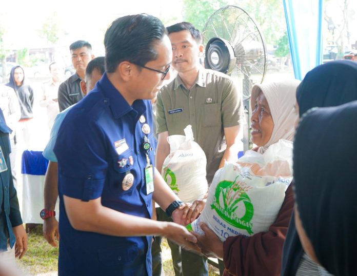Text foto : Wali Kota Medan Rico Tri Putra Bayu Waas menyerahkan Bantuan Pangan Cadangan Beras Pemerintah (BP CBP) kepada 500 keluarga serta Asuransi Nelayan BPJS Ketenagakerjaan kepada 1.000 nelayan di kawasan Medan bagian Utara, Selasa (29/7/2025) (Foto : Ist)