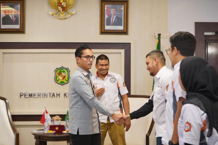 Text foto : Wali Kota Medan Rico Tri Putra Bayu Waas, saat menerima audiensi Ketua Dewan Masjid Indonesia (DMI) Medan Syafrizal Harahap beserta jajaran pengurus, di Ruang Khusus Wali Kota, Jumat (11/7/2025). (Foto : Ist)