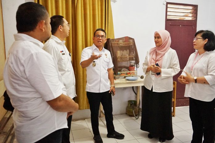 Text foto : Wakil Walikota Medan Zakiyuddin Harahap saat melakukan peninjauan ke Puskesmas Pembantu (Pustu) Tembung Kota di jalan Letda Sujono, Gang Kesehatan, Kec. Medan Tembung, Rabu (23/7/2025). (Foto : Ist)