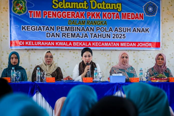 Text foto : Ketua TP PKK Kota Medan Ny Airin Rico Waas mengajak seluruh kader TP PKK untuk kembali memperkuat peran keluarga sebagai pondasi utama pendidikan anak. Selain itu perkuat juga sinergitas antar sektor dalam menjaga anak-anak agar tumbuh menjadi generasi yang sehat, generasi yang cerdas dan generasi yang berakhlak serta berdaya saing. (Foto : ist)