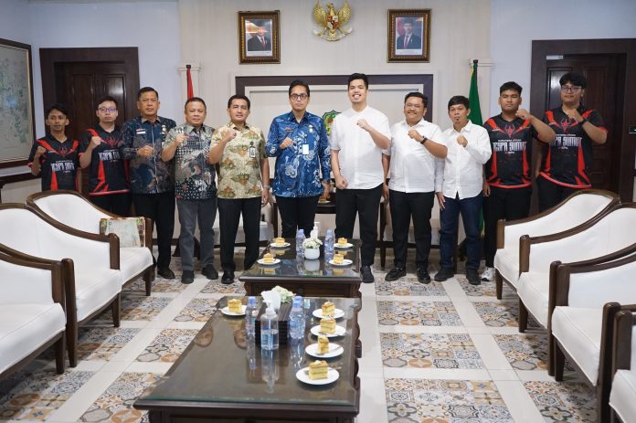 Text foto : Walikota Medan Rico Waas saat menerima audiensi pengurus IESPA Sumut beserta para atlet yang nantinya akan bertanding, di Ruang Khusus Wali Kota Medan, Kamis (10/7/2025). (Foto : Ist)