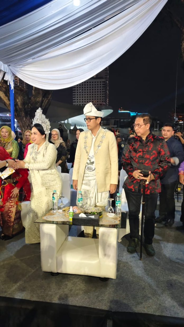 Text foto : Wali Kota Medan Rico Tri Putra Bayu Waas didampingi Ketua TP PKK Kota Medan Ny Airin Rico Waas dengan mengenakan pakaian Melayu berwarna krem sementara, Ketua DPRD Kota Medan menggunakan uniform bermotif Tionghoa menambah kemeriahan dan kesemarakan perhelatan tersebut.(foto Ist)