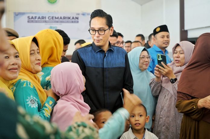 Text foto : Wali Kota Medan Rico Tri Putra Bayu Waas saat menghadiri acara Safari Gemarikan dalam rangka peningkatan konsumsi ikan, di Gedung Dakwah Muhammadiyah, jalan Tuba IV, Kec. Medan Denai, Minggu (20/7/2025). (Foto : ist)