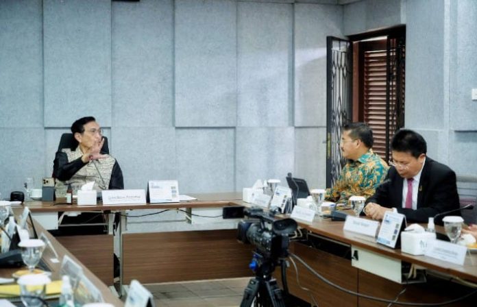 Text foto : Sekdaprov Sumut, Togap Simangunsong mengikuti Rapat Penataan Kawasan Danau Toba yang dipimpin oleh Ketua Dewan Ekonomi Nasional, Luhut Binsar Panjaitan di Ruang Rapat Kampus Institut Teknologi Del, Laguboti, Kabupaten Toba, Sabtu (12/7/2025). (Foto : Ist)