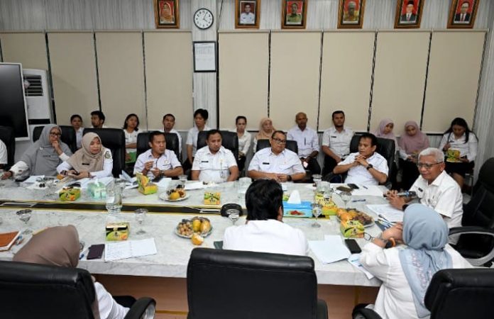Text foto : Wakil Gubernur Sumatera Utara (Sumut) Surya memimpin Rapat Evaluasi Retribusi Pengelolaan Retribusi Daerah Dinas Lingkungan Hidup dan Kehutanan (DLHK) Sumut di Kantor DLHK Sumut, Jalan Sisingamangaraja Nomor 14, Medan, Rabu (9/7/2025). (Foto : Ist)