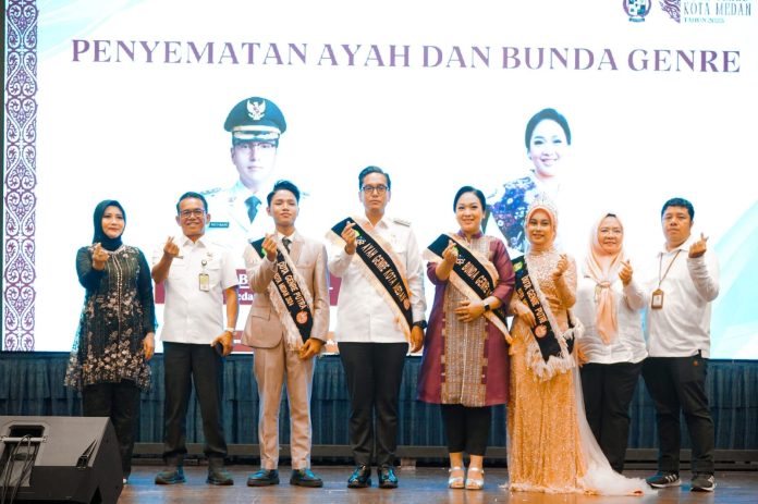 Text foto : momen penuh makna dan istimewa pada puncak Pemilihan Duta Generasi Berencana (GenRe) Kota Medan 2025, Rabu (16/7/2025) sore di Ballroom Grand Mercure. Selain pengumuman para pemenang, saat itu Wali Kota Medan Rico Tri Putra Bayu Waas dan Ketua TP PKK Kota Medan Airin Rico Waas dinobatkan sebagai Ayah dan Bunda GenRe Kota Medan. (Foto : Ist)