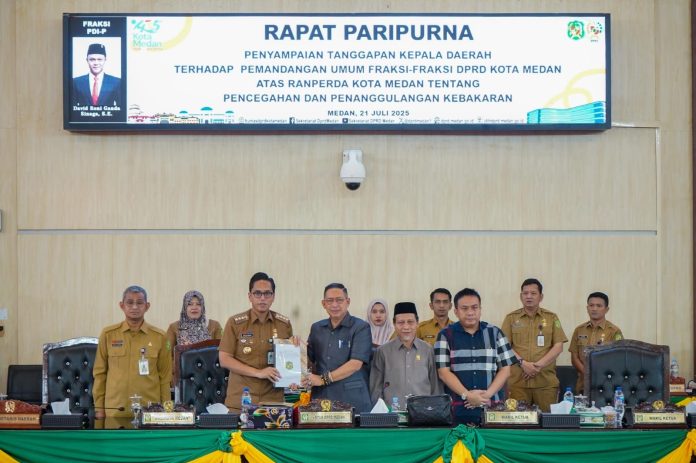 Text foto : Wali Kota Medan, Rico Tri Putra Bayu Waas, menyampaikan tanggapan resmi terhadap pemandangan umum fraksi-fraksi DPRD Kota Medan atas Rancangan Peraturan Daerah (Ranperda) tentang Perubahan atas Perda Nomor 3 Tahun 2014 tentang Kawasan Tanpa Rokok (KTR), dalam Sidang Paripurna DPRD yang digelar Senin (21/7/2025) di Gedung DPRD Medan. Dalam rapat yang dipimpin Ketua DPRD Wong Chun Sen itu, Rico Waas menegaskan komitmen memperkuat KTR. (Foto : Ist)
