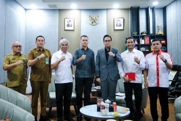 Text foto : Wali Kota Medan Rico Waas didampingi Kadis Kesehatan, Yuda Pratiwi Setiawan dan Plh Kadis Sosial Ferry Suheri, menyampaikan Pemko Medan akan mengakomodir permintaan kebutuhan alat yang diajukan oleh Palang Merah Indonesia (PMI) Kota Medan. (Foto : Ist)