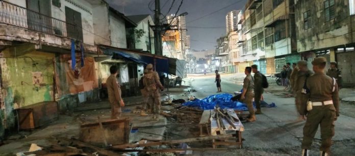 Text foto : Pemko Medan melalui Tim gabungan melaksanakan penertiban dan penataan pedagang Kaki Lima (PK5) di seputaran Pasar Sambu Kota Medan, Kamis (10/7/25) dini hari. (foto : Ist)