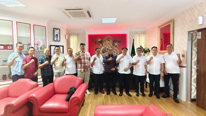 Text foto: Ketua DPRD Kota Medan, Drs. Wong Chun Sen Tarigan, M.Pd.B menerima audiensi dari Komunitas Masyarakat Peduli Amal dan Kebajikan (Kompak) terkait penutupan jalan yang dinilai menghambat akses masyarakat menuju tempat ibadah, Senin (07-07-2025) istimewa