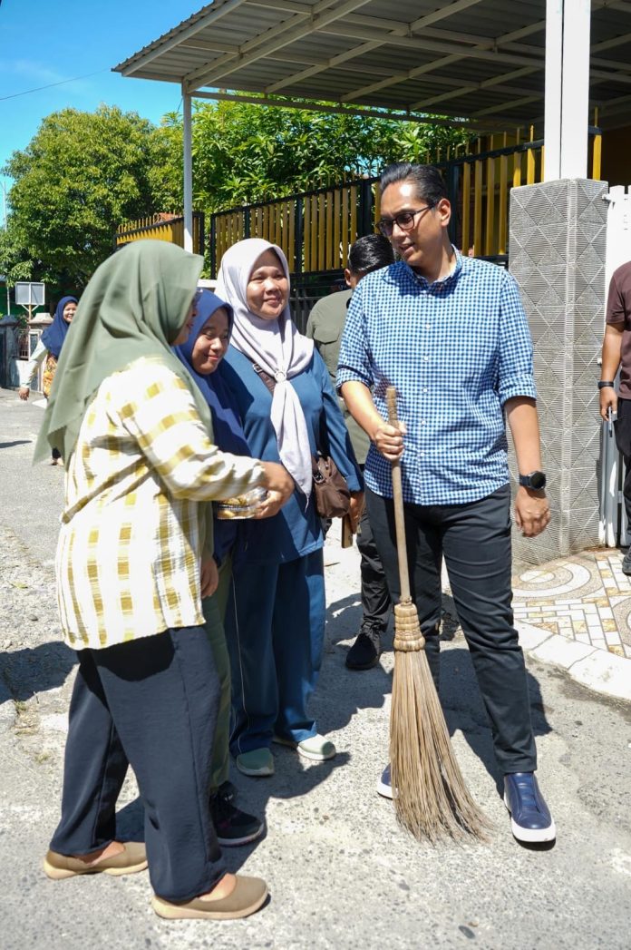Text foto : Wali Kota Medan Rico Tri Putra Bayu Waas memimpin gotong royong sekaligus menyerap aspirasi warga Kecamatan Medan Denai, Sabtu (19/7/2025) di persimpangan Jalan Srikandi-Tuba 2. (Foto : ist)