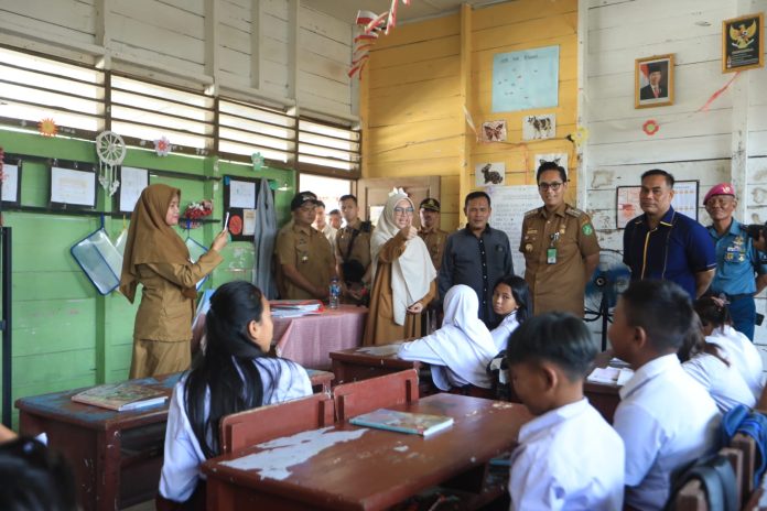 93072260-16db-4aaa-9713-d0dbc4859457 Text foto : Wali Kota Medan Rico Tri Putra Bayu Waas mengunjungi Sekolah Dasar (SD) Negeri 068009 yang berada di Kampung Nelayan Belawan, Kelurahan Belawan I, Kecamatan Medan Belawan, Senin (28/7/25). SD ini merupakan sekolah yang letaknya paling utara dari wilayah Kota Medan. (Foto : Ist)