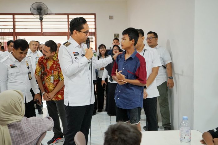 Text foto : Wali Kota Medan Rico Tri Putra Bayu Waas Saat Meninjau Sekolah Rakyat Kota Medan yang berlokasi di Balai Sentra Bahagia Kementerian Sosial, jalan Wiliam Iskandar, Rabu (16/7/2025). (Foto : Ist)