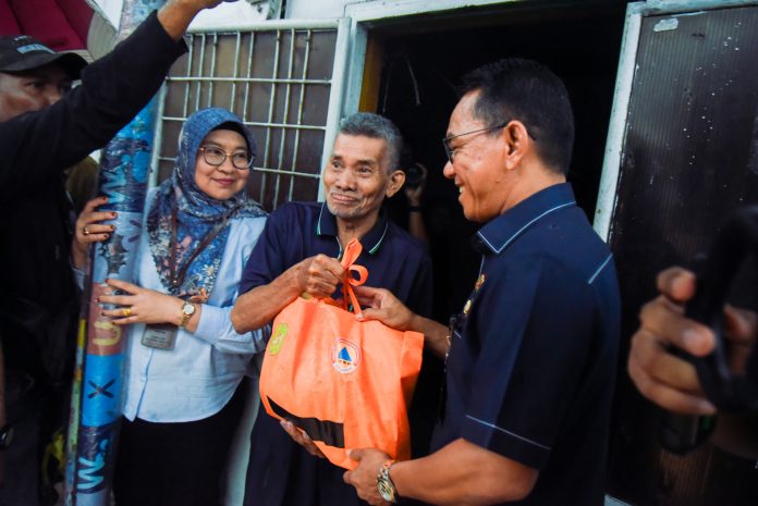 Text foto : Wakil Walikota Medan, H Zakiyuddin Harahap menyerahkan bantuan kepada para korban yang terkena angin puting beliung di Kota Medan beberapa waktu lalu.(foto : Ist)