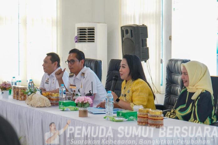 Text foto : Wali Kota Medan, Rico Tri Putra Bayu Waas, dan Ketua TP PKK, Airin Rico Waas, langsung menjadi pengampu mereka dalam Workshop Branding dan Fotografi untuk Media Sosial di Lingkungan Perangkat Daerah dan Kecamatan yang diselenggarakan Dinas Komunikasi dan Informatika Kota Medan, Rabu (30/7/2025). (Foto : Ist)