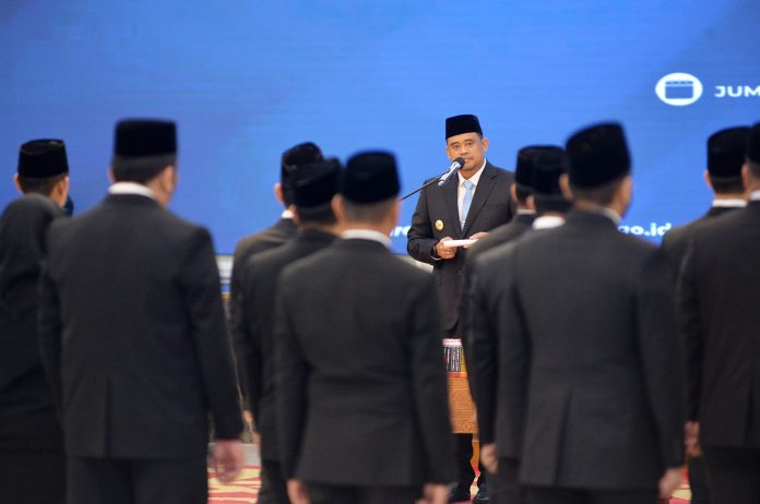 Text Foto :  Gubernur Sumatera Utara (Sumut) Bobby Nasution melantik dan melakukan pengambilan Sumpah Janji Jabatan sebanyak 60 orang pejabat administrator dan pengawas pada lingkungan Pemerintah Provinsi Sumut di Aula Raja Inal Siregar, Kantor Gubernur Sumut Jalan Diponegoro Kota Medan, Jumat (04/07/2025).(Foto : Ist)