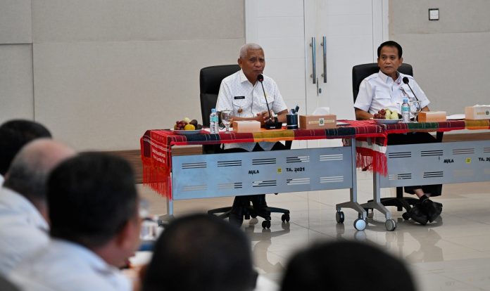 Teks Foto Wakil Gubernur Sumatera Utara (Sumut) Surya menghadiri Rapat Evaluasi Retribusi dan Pengelolaan Retribusi Daerah di Aula Kantor Bapenda Sumut, Jalan Sisingamangaraja Medan, Rabu (2/7/2025). Wakil Gubernur Sumut juga meninjau Unit Pelayan Teknis (UPT) Medan Selatan dan Medan Utara.(Foto : Ist)