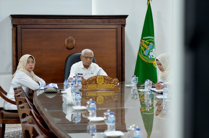 Text foto: Wakil Gubernur Sumatera Utara (Sumut) Surya mengikuti rapat dengan Kementerian Koordinator Bidang Pangan mengenai Persiapan Peluncuran Koperasi Desa/Kelurahan Merah Putih yang dilaksanakan secara daring melalui aplikasi zoom meeting di ruang rapat Lantai 9 Kantor Gubernur Sumut, Jalan Pangeran Diponegoro 30 Kota Medan, Rabu (9/7/2025) (Foto : Alexander AP Siahaan/Diskominfo Provsu).