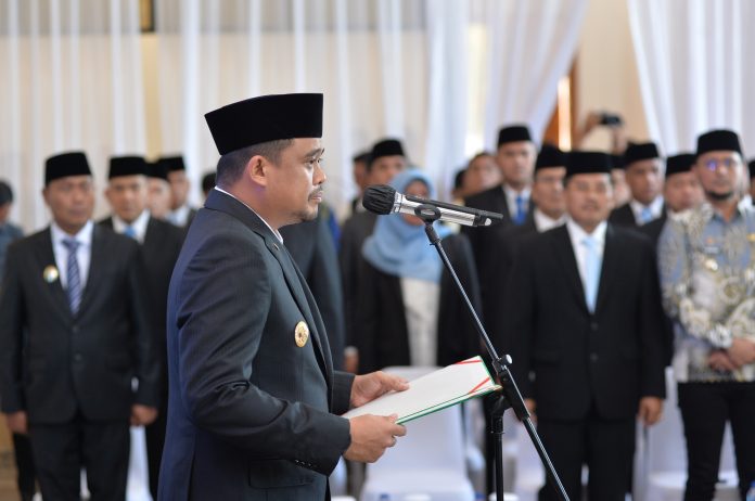 Text foto : Gubernur Sumatera Utara (Sumut) Bobby Nasution melantik dan melakukan pengambilan sumpah/janji Jabatan Pimpinan Tinggi Pratana pada lingkungan Pemerintah Provinsi Sumut di Gedung Serbaguna VIP Bandara Kualanamu Kabupaten Deliserdang, Jumat (11/7). (Foto : Alexander AP Siahaan/Diskominfo Provsu)