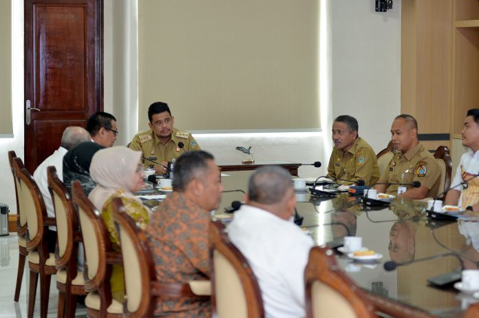 Text foto : Gubernur Sumatera Utara (Sumut) Bobby Nasution menerima Panitia International Pencak Silat Indonesia Open Championship 2025 di Ruang Kerja Lantai 10 Kantor Gubernur Sumut Jalan Diponegoro Kota Medan, Senin (14/7). Kompetisi Internasional tersebut akan diselenggarakan pada 4-10 Agustus mendatang.(foto : Ist)