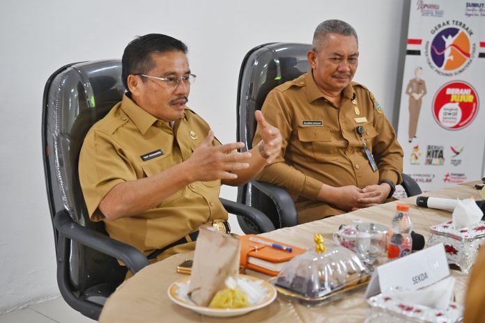 Text foto : Sekretaris Daerah Provinsi Sumatera Utara (Sumut) Togap Simangunsong kunjungan silaturahmi ke Kantor Inspektorat Sumut, di Ruang Konsultasi Pembinaan, Kantor Inspektorat Sumut, Jalan KH Wahid Hasyim, Medan, Selasa (15/7). (Foto : Ist)