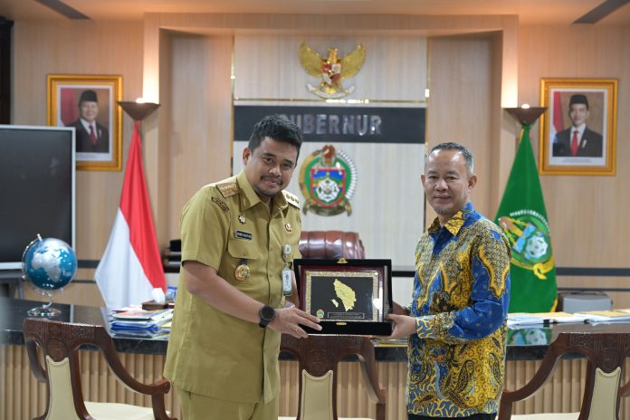 Text foto : Gubernur Sumatera Utara (Sumut) Muhammad Bobby Afif Nasution menerima kunjungan audiensi Kepala Perwakilan Ombudsman RI Sumut Herdensi Adnin di Ruang Kerja Kantor Gubernur Sumut, Jalan Pangeran Diponegoro Nomor 30 Medan, Selasa (15/7).(foto : Ist)