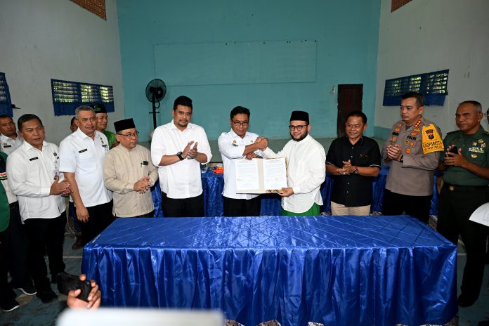 Tex foto : MEDIASI ANTARA ALWASHLIYAH DAN PEMKAB DELISERDANG Gubernur Sumatera Utara (Sumut) Muhammad Bobby Afif Nasution bersama Wakil Bupati Deliserdang Lomlom Suwondo, Ketua PW Al-Washliyah Sumut Dedi Iskandar Batubara, unsur Forkopimda Deliserdang, serta para OPD Pemprov Sumut dan Deliserdang, sat melakukan mediasi antara Pemerintah Kabupaten (Pemkab) Deliserdang dengan Al-Washliyah, terkait penggunaan gedung sekolah/madrasah di Kantor Kepala Desa Petumbukan Kecamatan Galang, Kabupaten Deli Serdang, Rabu (16/7/2025). Gubernur bersama rombongan juga meninjau lokasi SMP Negeri 2 Galang. (Foto : Ist)