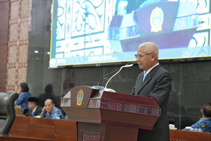 Text foto : Wakil Gubernur Sumatera Utara (Sumut) Surya menyampaikan Jawaban Gubernur Sumut terhadap Pemandangan Umum Fraksi atas Ranperda tentang RPJMD Provinsi Sumut Tahun 2025-2029, dalam Rapat Paripurna di Gedung DPRD Sumut, Jalan Imam Bonjol Medan, Kamis (17/7/2025). (Foto : Ist)