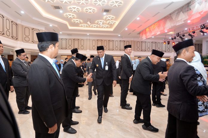 Text foto :Gubernur Sumatera Utara (Sumut) Bobby Nasution melantik dan melakukan pengambilan sumpah/janji sejumlah Pejabat Administrator dan Pejabat Fungsional pada lingkungan Pemerintah Provinsi Sumut di Aula Raja Inal Siregar Lantai 2 Kantor Gubernur Sumut Jalan Diponegoro Kota Medan, Jumat (18/7). (Foto : Ist)
