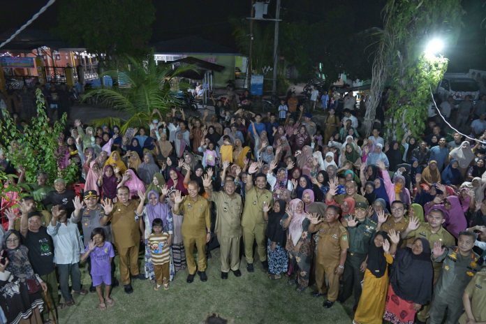 Text foto : Gubernur Sumatera Utara (Sumut) Bobby Afif Nasution, di dampingi sejumlah OPD Dan Bupati Langkat, meninjau langsung Posyandu Pembantu (Postu) serta berdialog dengan masyarakat Desa Pulau Kampai, Kecamatan Pangkalan Susu, Kabupaten Langkat, sast melakukan kunjungan kerja, Senin (21/7/2025). (Foto : Ist)