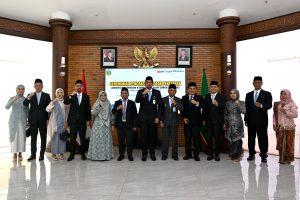Text foto : Gubernur Sumatera Utara (Sumut) Bobby Nasution didampigi Wakil Gubernur Sumut Surya, serta Sekretaris Daerah Provinsi Sumut Togap Simangunsong, mengangkat dan menetapkan direksi dan dewan komisaris dua Badan Usaha Milik Daerah (BUMD), yaitu PT Pembangunan Prasarana Sumatera Utara (PPSU) dan PT Dirga Surya. Pelantikan tersebut berlangsung di Anjungan Lantai 9, Kantor Gubernur Sumut, Jalan Pangeran Diponegoro Nomor 30 Medan, Kamis (24/7/2025). (Foto : Ist)