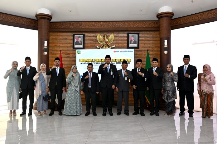 Text foto : Gubernur Sumatera Utara (Sumut) Bobby Nasution didampigi Wakil Gubernur Sumut Surya, serta Sekretaris Daerah Provinsi Sumut Togap Simangunsong, mengangkat dan menetapkan direksi dan dewan komisaris dua Badan Usaha Milik Daerah (BUMD), yaitu PT Pembangunan Prasarana Sumatera Utara (PPSU) dan PT Dirga Surya. Pelantikan tersebut berlangsung di Anjungan Lantai 9, Kantor Gubernur Sumut, Jalan Pangeran Diponegoro Nomor 30 Medan, Kamis (24/7/2025). (Foto : Ist)
