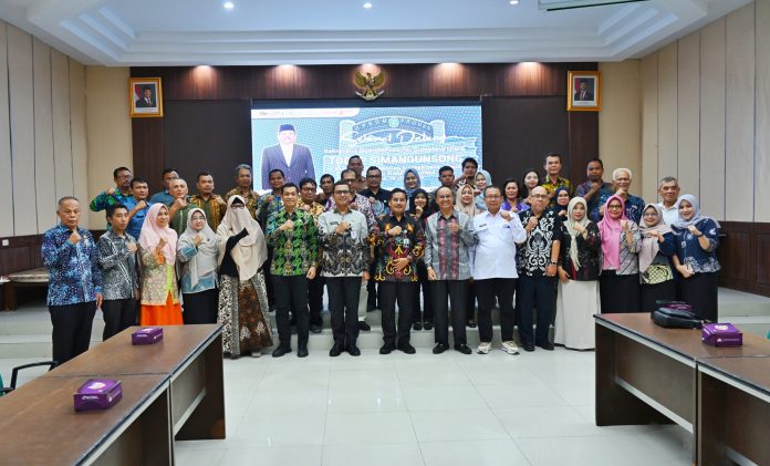 Text foto : Sekretaris Daerah Provinsi Sumatera Utara (Sumut) Togap Simangunsong ramah tamah dengan pejabat dan jajaran staf ASN Badan Pengembangan Sumber Daya Manusia (BPSDM) Sumut di Jalan Ngalengko Nomor 1 Medan, Kamis (24/7/2025). (Foto : Ist)