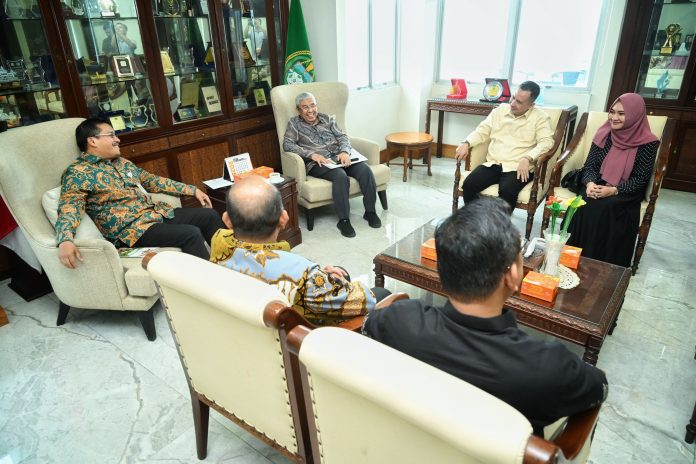 Text foto : Sekdaprov Sumut Togap Simangunsong menerima audiensi Komisi Informasi Provinsi Sumut di Ruang Kerja Sekdaprov Sumut, lantai 9 Kantor Gubernur Sumut, Jalan Diponegoro No. 30, Medan, Jum'at (25/7/2025). (Foto : Ist)