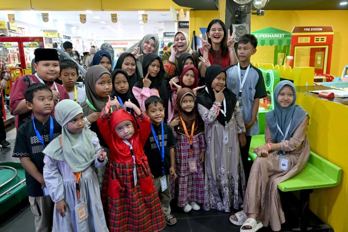 Text foto : Ketua TP PKK Sumut Kahiyang Ayu mentraktir berbelanja dan bermain bersama anak yatim di salah satu pusat perbelanjaan di Jalan Sisingamangaraja, Medan, Jum'at (25/7/2025). (Foto : Ist)