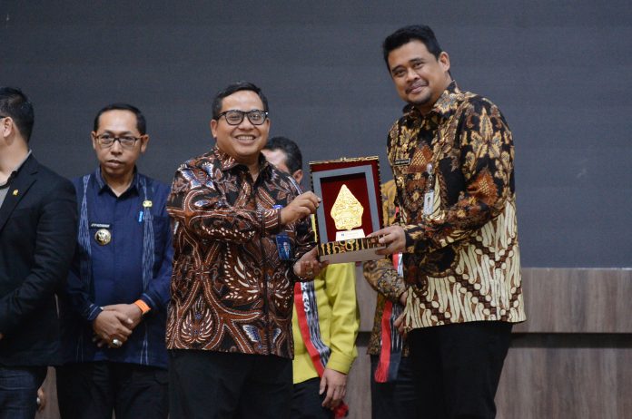 Text foto : Gubernur Sumatera Utara (Sumut) Bobby Nasution menghadiri Festival Kemudahan dan Perlindungan Usaha Mikro yang dibuka oleh Menteri UMKM RI Maman Abdurahman di Perkampungan Pemuda HKBP Jetun Silangit, Desa Pohan Tonga, Kecamatan Siborongborong Kabupaten Tapanuli Utara, Jumat (25/7). (Foto : Ist)