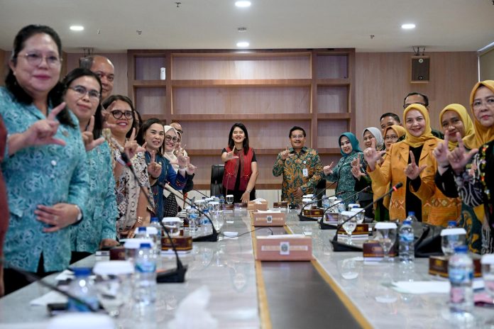 Text foto : Ketua TP PKK Sumut Kahiyang Ayu dan Sekdaprov Sumut Togap Simangunsong, mengikuti Rapat Percepatan Penurunan Jumlah Anak Zero Dose di Ruang Rapat 2, lantai 2 Kantor Gubernur Sumut, Jalan Diponegoro No. 30, Medan, Jum'at (25/7/2025). (Foto : Ist)