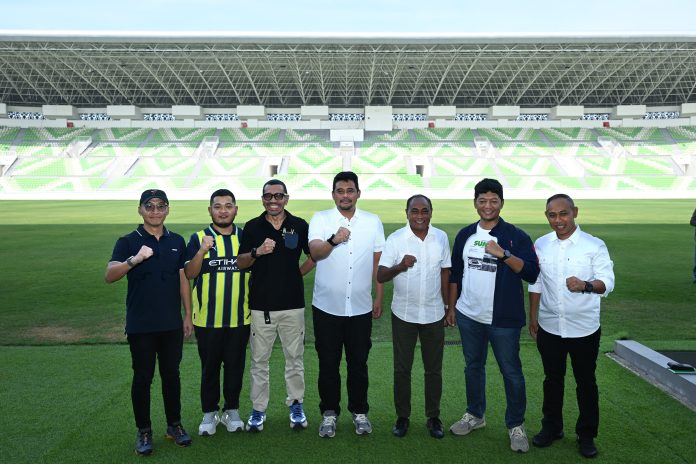 Text foto : TINJAU STADION UTAMA SUMUT Gubernur Sumatera Utara (Sumut) Bobby Nasution didampingi Kadispora Sumut Mahfullah Daulay, serta Direktur Utama PSMS Medan Ariffuddin Maulana Basri meninjau fasilitas Stadion Utama Sumut di Sport Centre Sumut, Batangkuis, Deliserdang, Minggu (27/7). Peninjauan ini untuk memastikan Stadion Utama Sumut siap digunakan untuk event U-17 Timnas dan menjadi home base PSMS. (Foto : Ist)