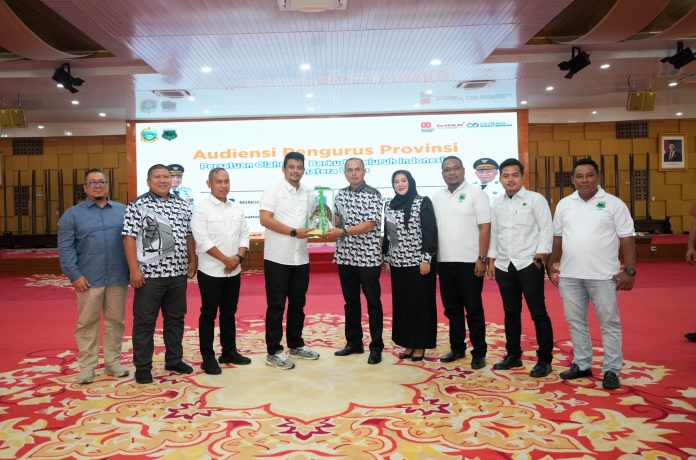 Text foto : Gubernur Sumatera Utara (Sumut) Muhammad Bobby Nasution menerima audiensi Pengurus Persatuan Olahraga Berkuda Seluruh Indonesia (Pordasi) Provinsi Sumut di Aula Tengku Rizal Nurdin (TRN), Jalan Jenderal Sudirman Nomor 41 Medan, Minggu (27/7/2025. (Foto : Ist)