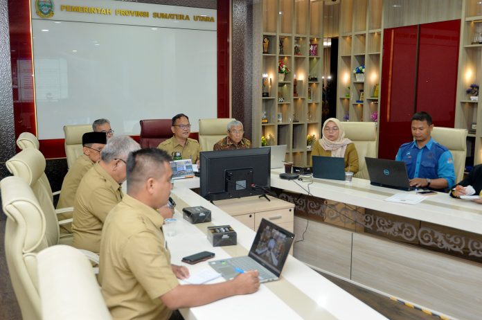IMG_6604 Text foto : Plt Kepala Dinas Komunikasi dan Informatika Provinsi Sumatera Utara (Sumut) Porman Mahulae mewakili Sekretaris Daerah Provinsi (Sekdaprov) Sumut Togap Simangunsong, membuka dengan resmi Rapat Koordinasi Pejabat Pengelola Informasi dan Dokumentasi (PPID) Provinsi Sumut secara daring melalui aplikasi Zoom Meeting di Ruang Sumut Smart Province Lantai 6 Kantor Gubernur Sumut Jalan Diponegoro Kota Medan, Senin (28/7). Rapat tersebut dihadiri oleh 33 Pejabat PPID Kabupaten/Kota dan seluruh Pejabat PPID dari OPD pada lingkungan Pemerintah Provinsi Sumut. (Foto : Ist)