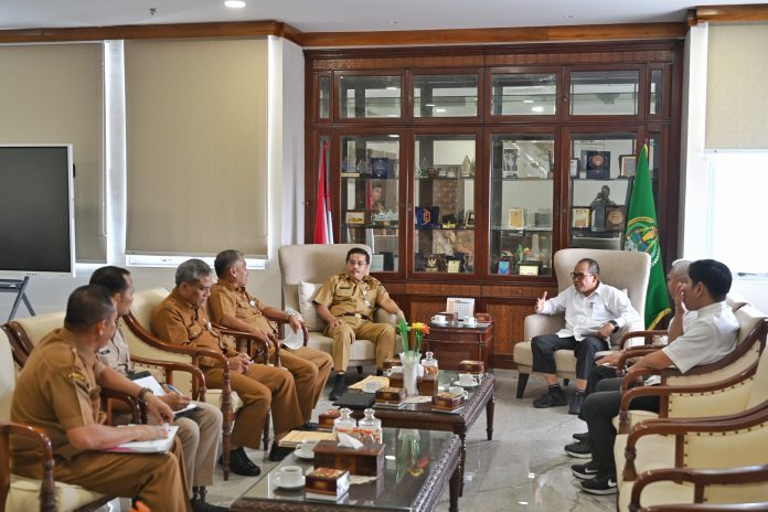 Text foto : Sekretaris Daerah Provinsi Sumatera Utara (Sumut) Togap Simangunsong menerima audiensi perwakilan Kantor Wilayah (Kanwil) Badan Pertanahan Nasional (BPN) Sumut di ruang kerja Sekdaprov Sumut, Lantai 9 Kantor Gubernur Sumut, Jalan Diponegoro Nomor 30 Medan, Selasa (29/7/2025). (Foto : Ist)